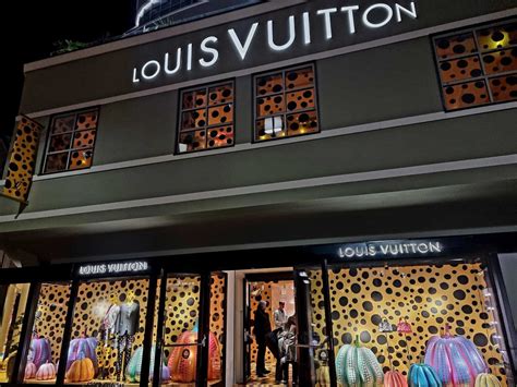 nuova apertura louis vuitton milano|Louis Vuitton inaugura due nuovi store all'interno di .